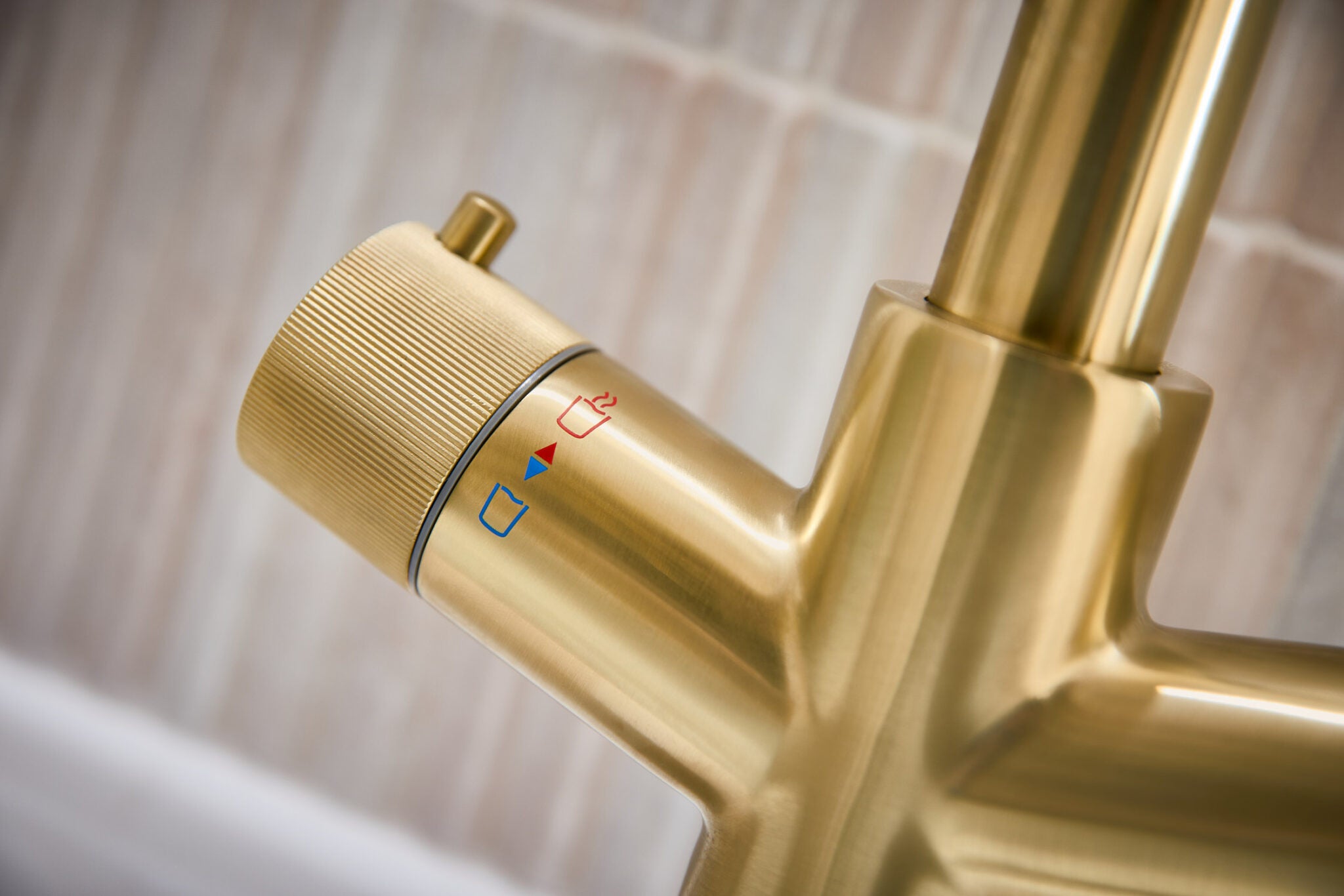 KOGE 4 in 1 SWAN PULL OUT SPOUT BRUSHED BRASS PACK